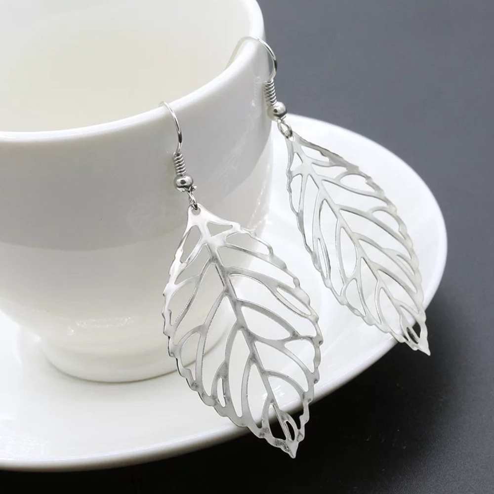 SET Gold or Silver Leaf Necklace - Picture 5 of 6